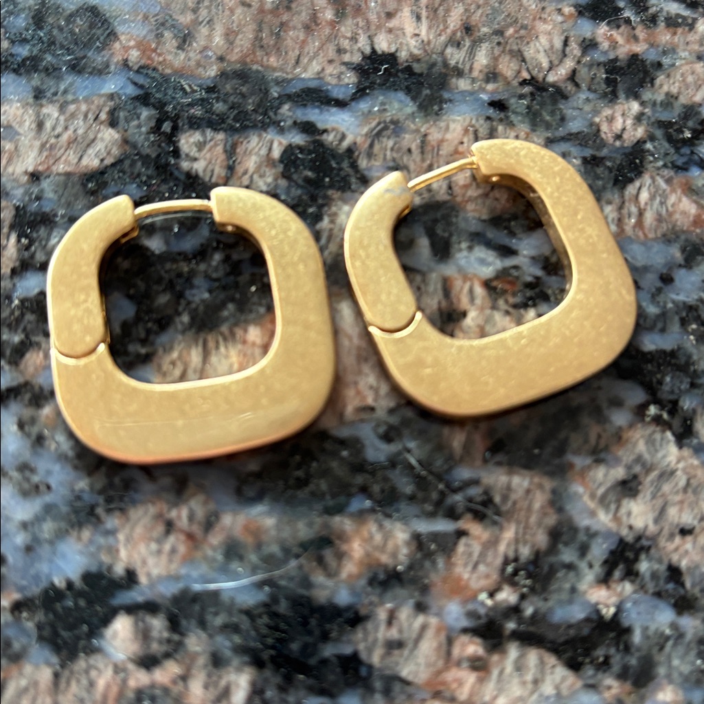 Cabi Dream Earrings Brushed Gold Tone Square Huggie Hoop Design 125 35$